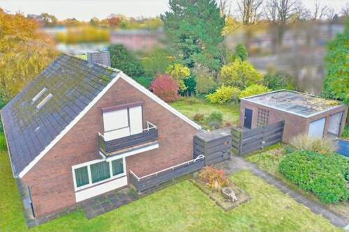 Drohnenaufnahme Vorderansicht mit Garage - 