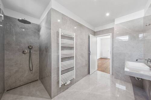 Badezimmer mit Dusche - Einfamilienhaus mit 139,00 m&sup2; in Berlin zum Kaufen