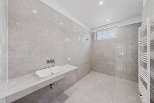 Badezimmer mit Dusche - 