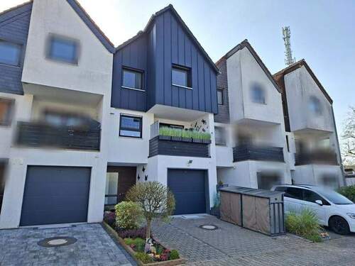Hauseingansseite mit Stellplatz u. Garage - 4 Zimmer Reihenmittelhaus zum Kaufen in Rodgau