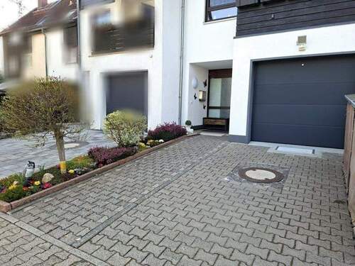 Stellplatz vor Garage u. Hauseingang - 4 Zimmer Reihenmittelhaus in Rodgau