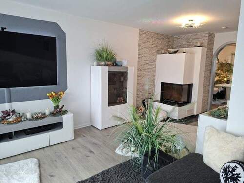 Wohnzimmer mit Kaminbereich - 