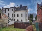Rückseite mit Garage - Mehrfamilienhaus, Wohnhaus mit 220,00 m&sup2; in Markneukirchen zum Kaufen