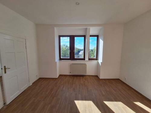 Schlafzimmer 1 - Großzügige, helle 5-Zimmer-Dachgeschosswohnung im Altbau - ruhige Lage mit Weitblick in Ammendorf