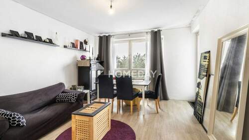 Wohnzimmer 1 - Modernisierte 3-Zimmer-Wohnung mit zwei Loggien, Aufzug und Stellplatz in Steinbach