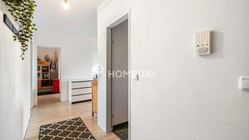 Flur 2 - Etagenwohnung mit 77,70 m&sup2; in Steinbach (Taunus) zum Kaufen