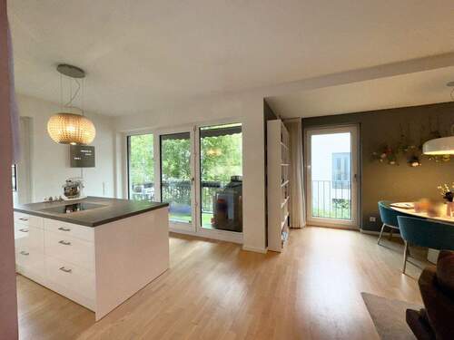 mit direktem Zugang zum Balkon - 