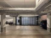 Zufahrt in die Tiefgarage - mit funkgesteuertem Garagentor - 