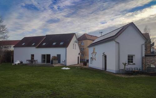 Außenansicht mit Nebengebäude - 4 Zimmer Einfamilienhaus zur Miete in Hoyerswerda