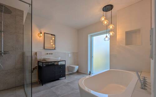 Bad mit Wanne und Dusche - 