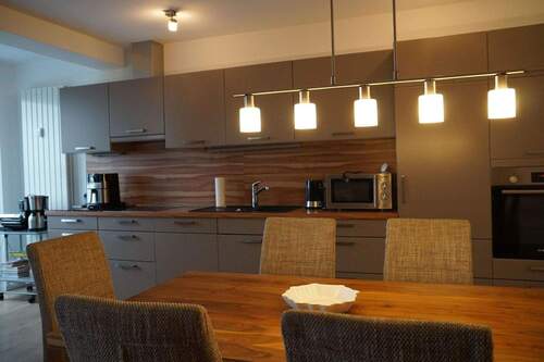 Wohn-Esszimmer mit Einbauküche - 3-Zimmer Wohnung mit Balkon, Terrasse und Loggia in Bad Camberg