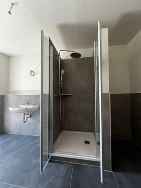 Bad-Dusche.JPG - Etagenwohnung mit 77,40 m&sup2; in Görlitz zur Miete