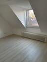 Wohnbereich 2 - Sehr schöne renovierte 3 Zimmer Dachgeschoss Wohnung in Duisburg zu vermieten