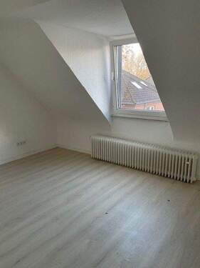 Wohnbereich 2 - Sehr schöne renovierte 3 Zimmer Dachgeschoss Wohnung in Duisburg zu vermieten