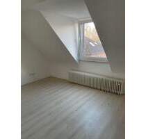 3 NKM frei bei Anmietung ! Schöne renovierte 3 Zimmer Dachgeschoss Wohnung in Duisburg zu vermieten