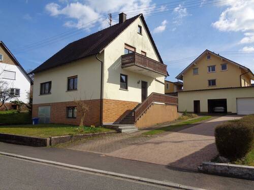 Hausansicht von der Straße - 