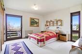 Elternschlafzimmer, ebenfalls mit Zugang zum Balkon - 