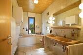 Badezimmer mit Badewanne... - 