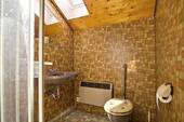 Badezimmer mit Dusche und Fenster - 