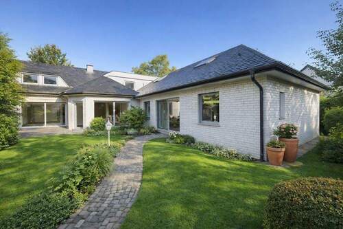 Ansicht_Garten - Großzügiges Familienidyll - Wohnen mit Raum, Licht und Lebensqualität