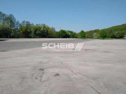großzügige asphaltierte Fläche - Halle zur Miete in Wörnitz