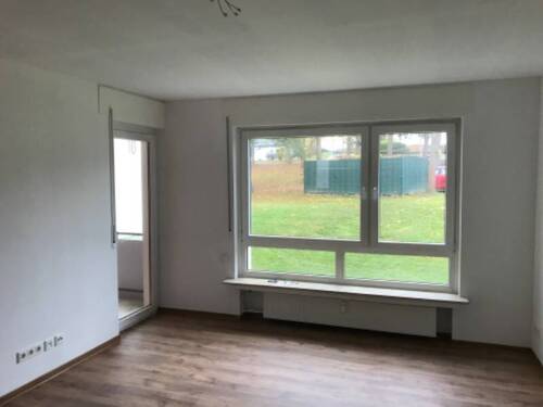 Helles Wohnzimmer mit Panoramafenster und separaten Zugang zum Balkon.jpg - Schöne 2-Zimmer Wohnung mit modernen Bodenbelägen und Balkon zu vermieten