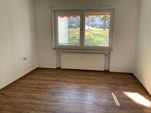 Lichtdruchflutetes Zimmer mit Blick auf den Balkon.jpg - Etagenwohnung mit 54,10 m&sup2; in Bad Hersfeld zur Miete