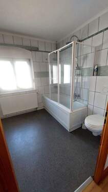 Obergeschoss Bad.jpg - 