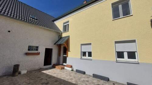 Innenhof Eingang Hauptwohnung.jpg - 1 Zimmer Mehrfamilienhaus, Wohnhaus in Mantel