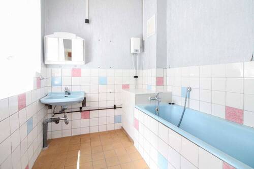 Badezimmer mit Badewanne - 