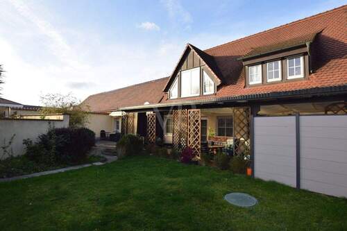 Garten mit Terrasse - Reihenendhaus mit Doppelgarage, Terrasse und kleinem Garten in zentrumsnaher Lage