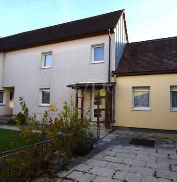 Vorgarten mit Terrasse - 4 Zimmer Reihenendhaus zum Kaufen in Feuchtwangen