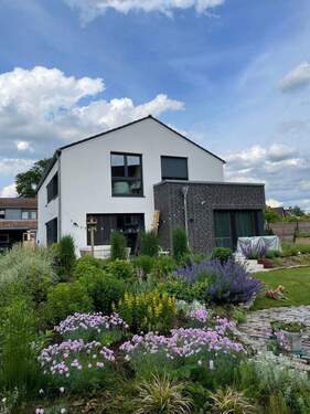 Gepflegter Garten, Rückansicht - 