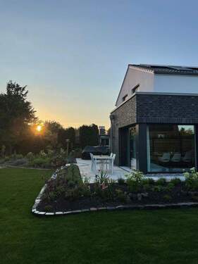 Terrassen, gepflegter Garten - OHNE PROVISION - Modernes, lichtdurchflutetes Einfamilienhaus (2023) mit sonnigem Garten