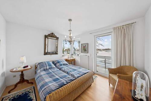 Schlafzimmer mit Terrasse im Obergeschoss - 