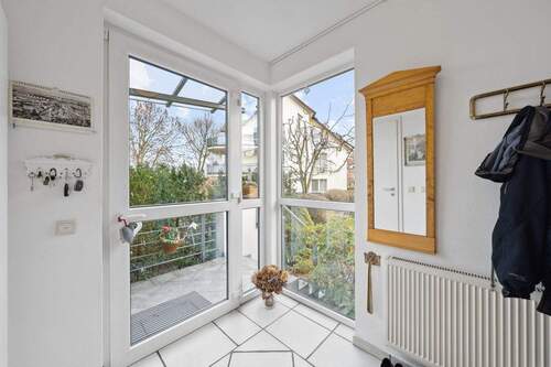 Eingangsbereich mit Gäste-WC & Garderobe - Doppelhaushälfte mit 173,00 m&sup2; in Berlin zum Kaufen