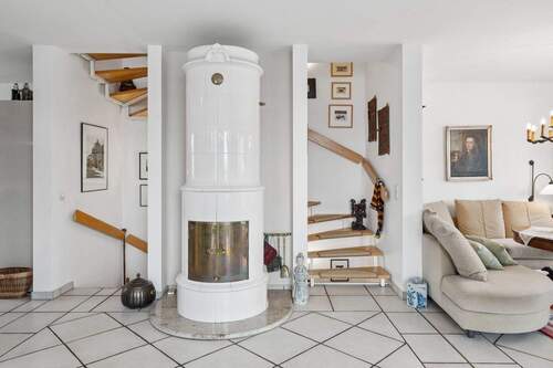 schwedischer Grundofen im Wohnbereich & Zugang zum Obergeschoss - 