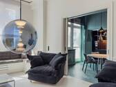 Wohnzimmer mit Blick zur Küche - Modernes Design mit historischem Charme