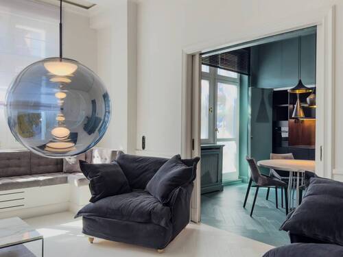 Wohnzimmer mit Blick zur Küche - Modernes Design mit historischem Charme