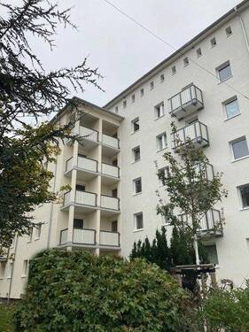 Weitere Ansicht der Wohnanlage mit Balkonen - 2 Zimmer Etagenwohnung zur Miete in Darmstadt