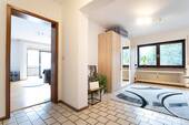 Die Esszimmerdiele mit Blick ins Wohnzimmer - 