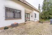 Hauseingang mit Blick zur Zufahrt - Mehrfamilienhaus, Wohnhaus in Zell am Harmersbach