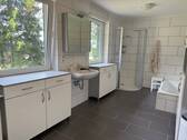 Großzügiges Badezimmer mit Wanne und Dusche - 