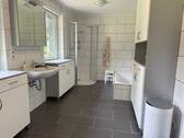 Großzügiges Badezimmer mit Wanne und Dusche - 