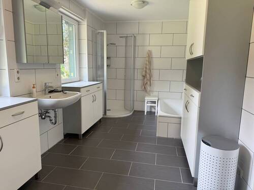Großzügiges Badezimmer mit Wanne und Dusche - 