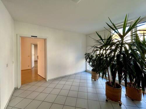 großzügiger Wohnungseingangsbereich - 