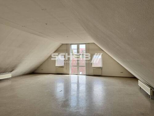 Dachgeschoss mit Dachschräge - Büro im 3. Obergeschoss mit Dachterrasse, mit Blick auf Innenstadt