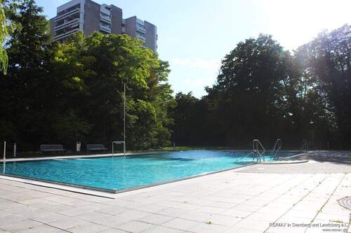 Eigener Swimmingpool mit 20 m-Bahn - 