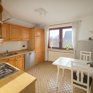 Helle Wohnküche mit viel Tageslicht - 