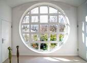 Rundes Fenster Rückseite Obergeschoss - 
